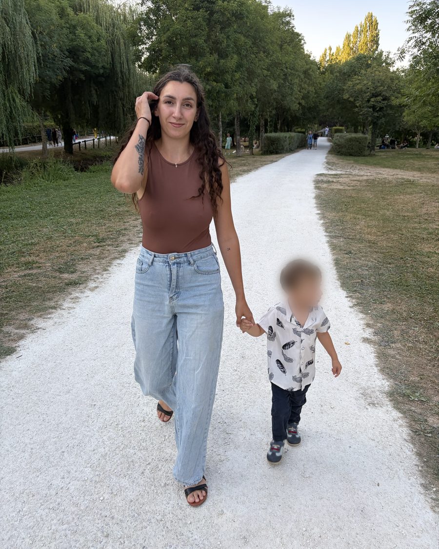 Sarah en promenade, main dans la main avec un jeune enfant